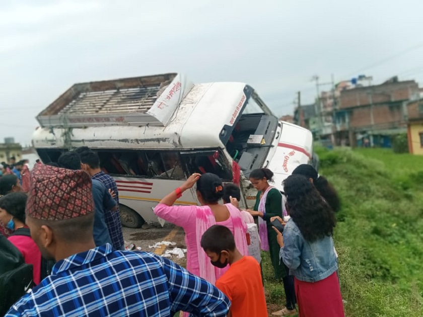 रेडियो नेपाल चाैकमा फाेर्स गाडी दुर्घटना, ७ जना बढि घाइते