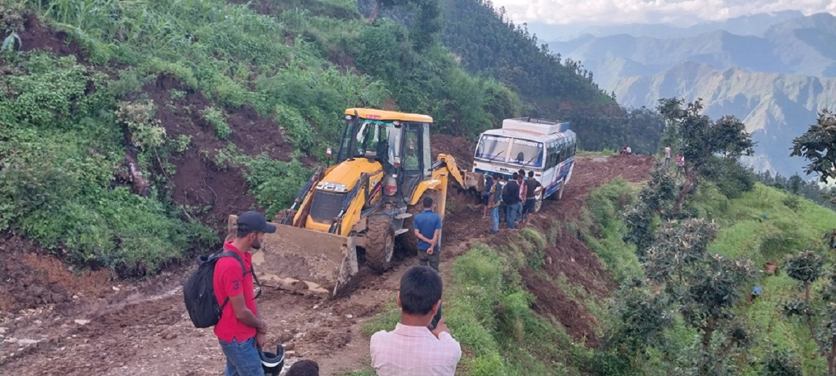 बैतडी सडकको दुर्दशा, गाडी तान्न डोजर दौडाउनुपर्ने