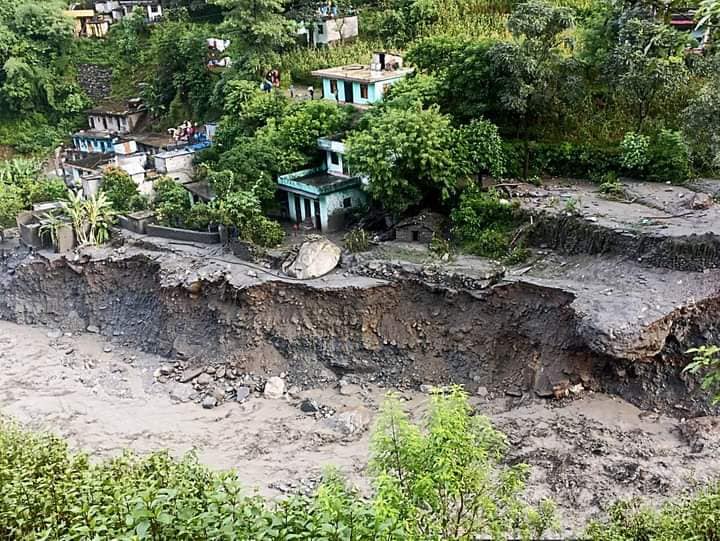 दार्चुलामा बाढी पहिरोको बितण्डा : कम्तिमा पाँचकाे मृत्यु, चार जना बेपत्ता