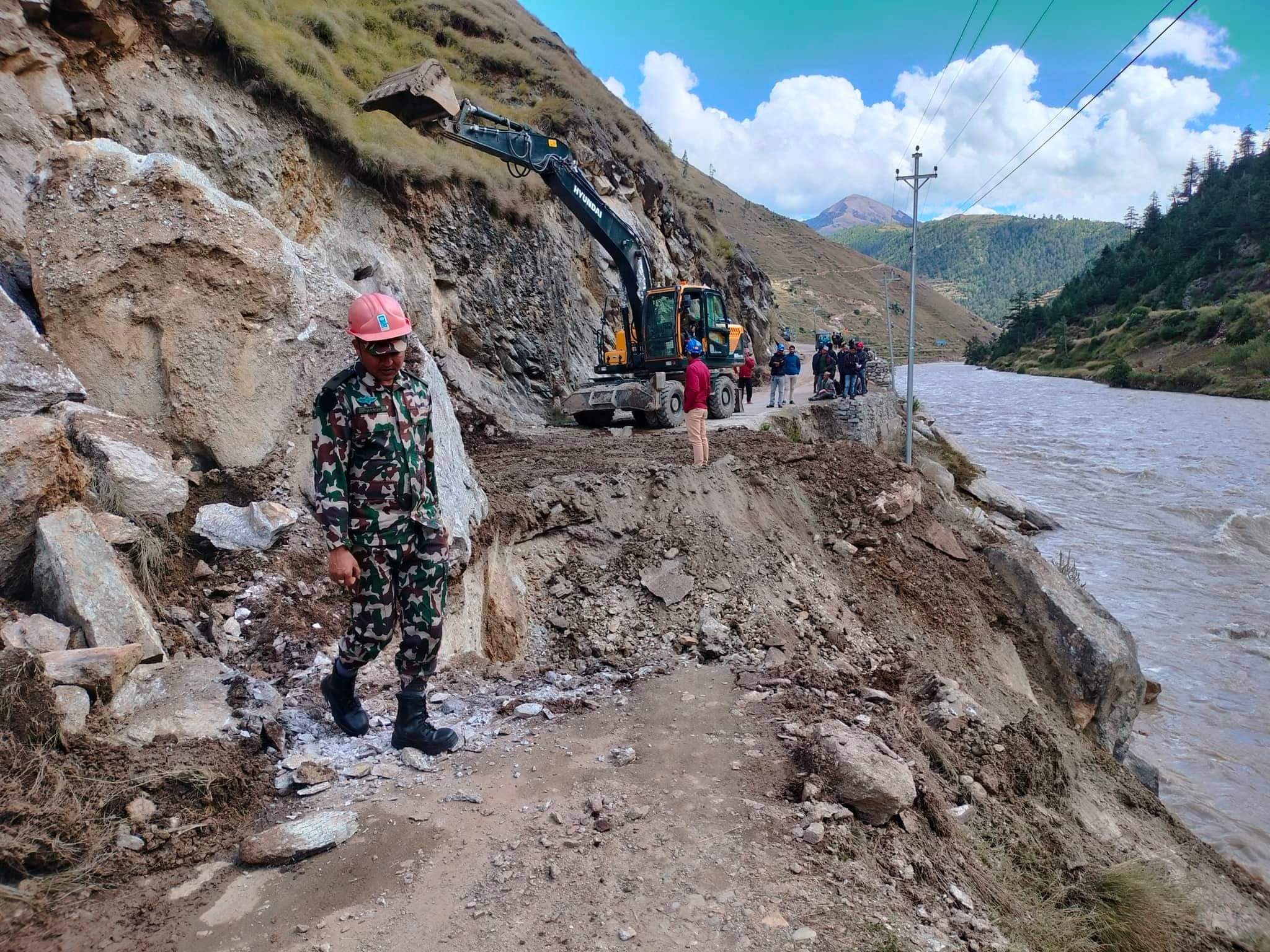 जुम्ला सडकखण्डकाे पहिरो पन्छाउँदै सुरक्षा निकाय र स्थानीय सरकार 