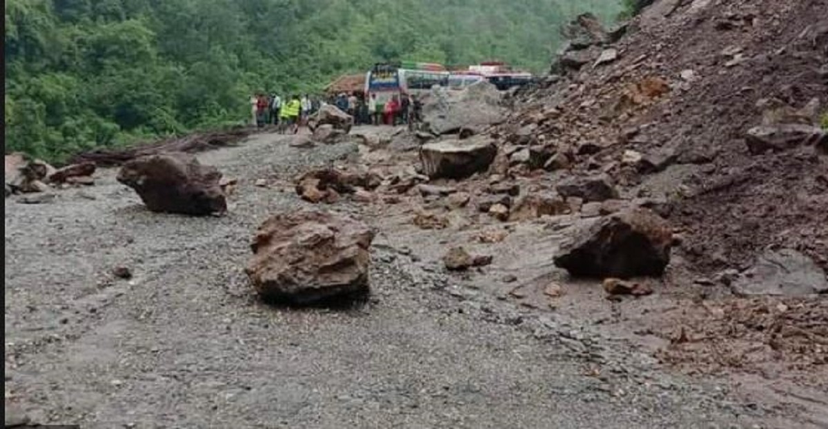 कर्णाली प्रदेशका विभिन्न पहाडी र हिमाली जिल्लाहरु जोड्ने राजमार्ग अवरुद्ध