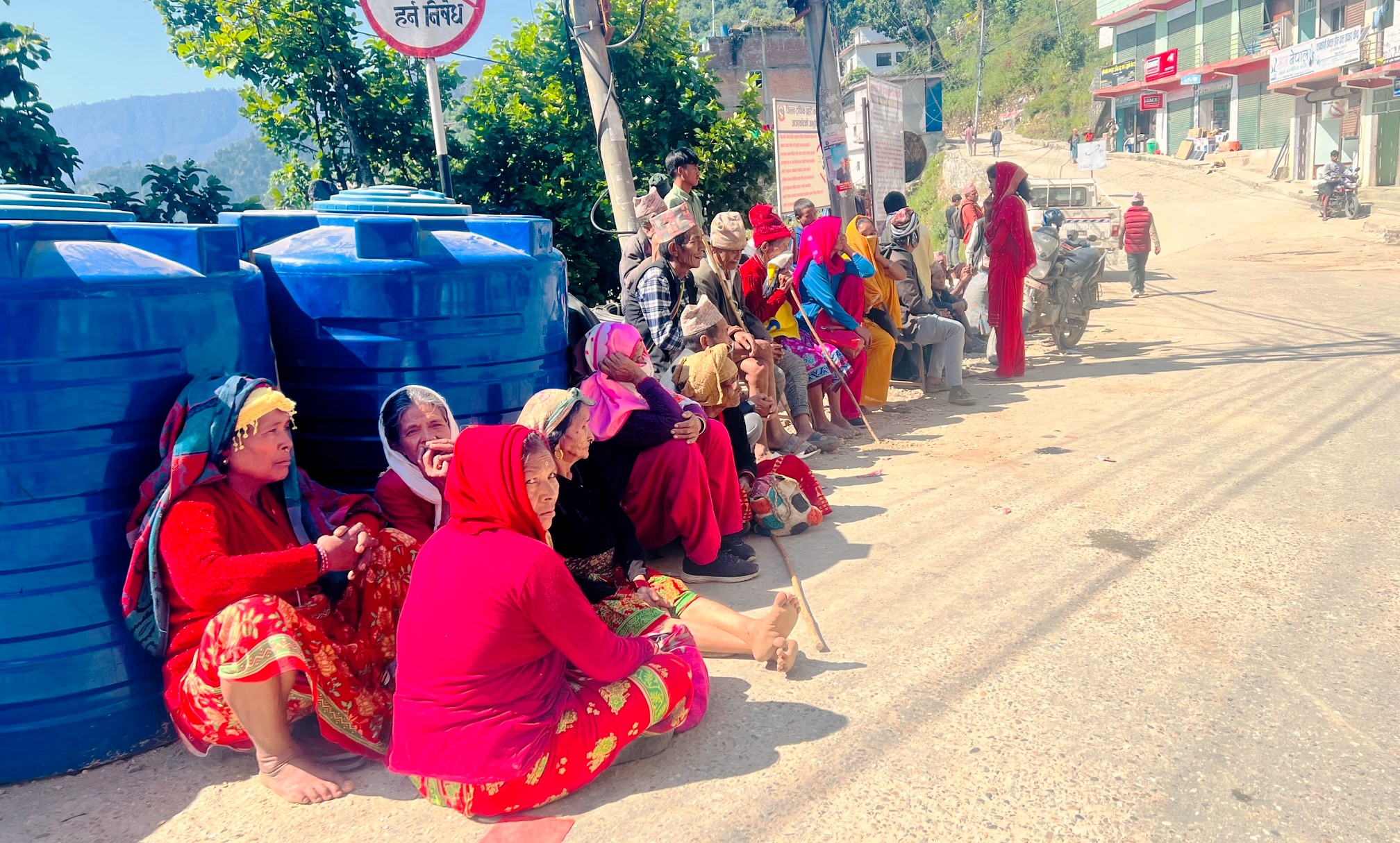 जाजरकोटमा सडकमा बसेर बैंकमा पालो कुदै वृद्धवृद्धा