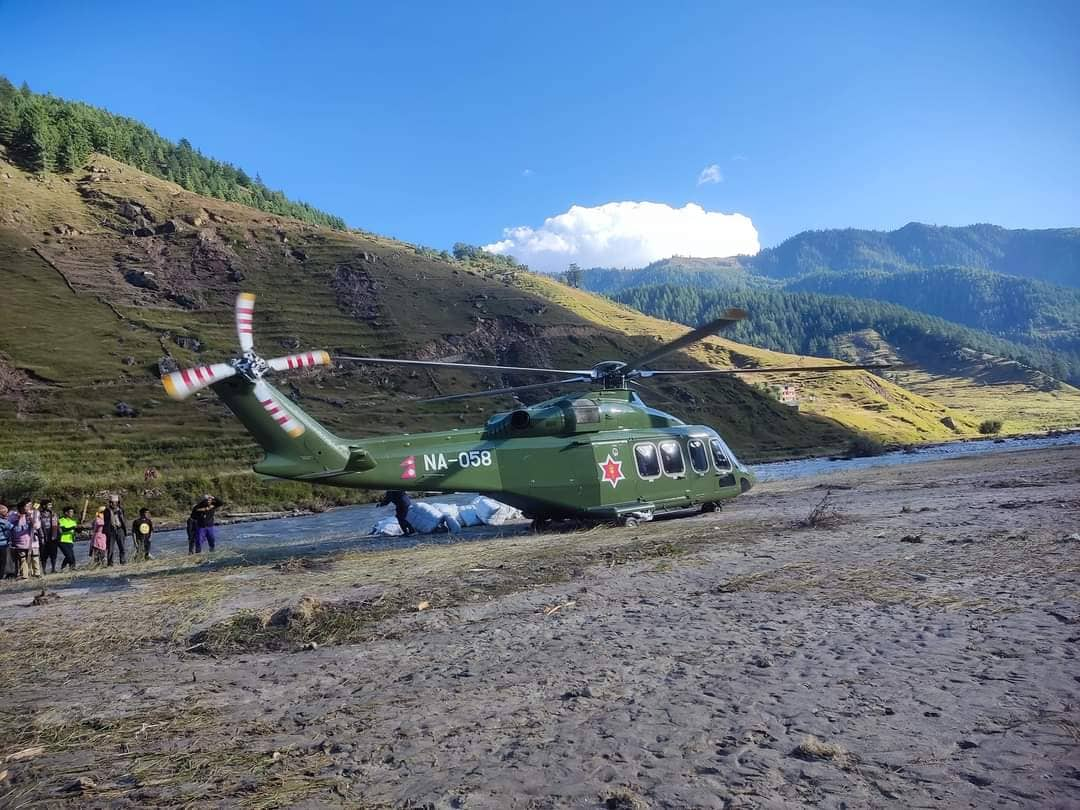  कर्णाली राजमार्ग अवरुद्ध भएपछि जुम्लामा हेलिकोप्टरबाट राहत सामग्री वितरण