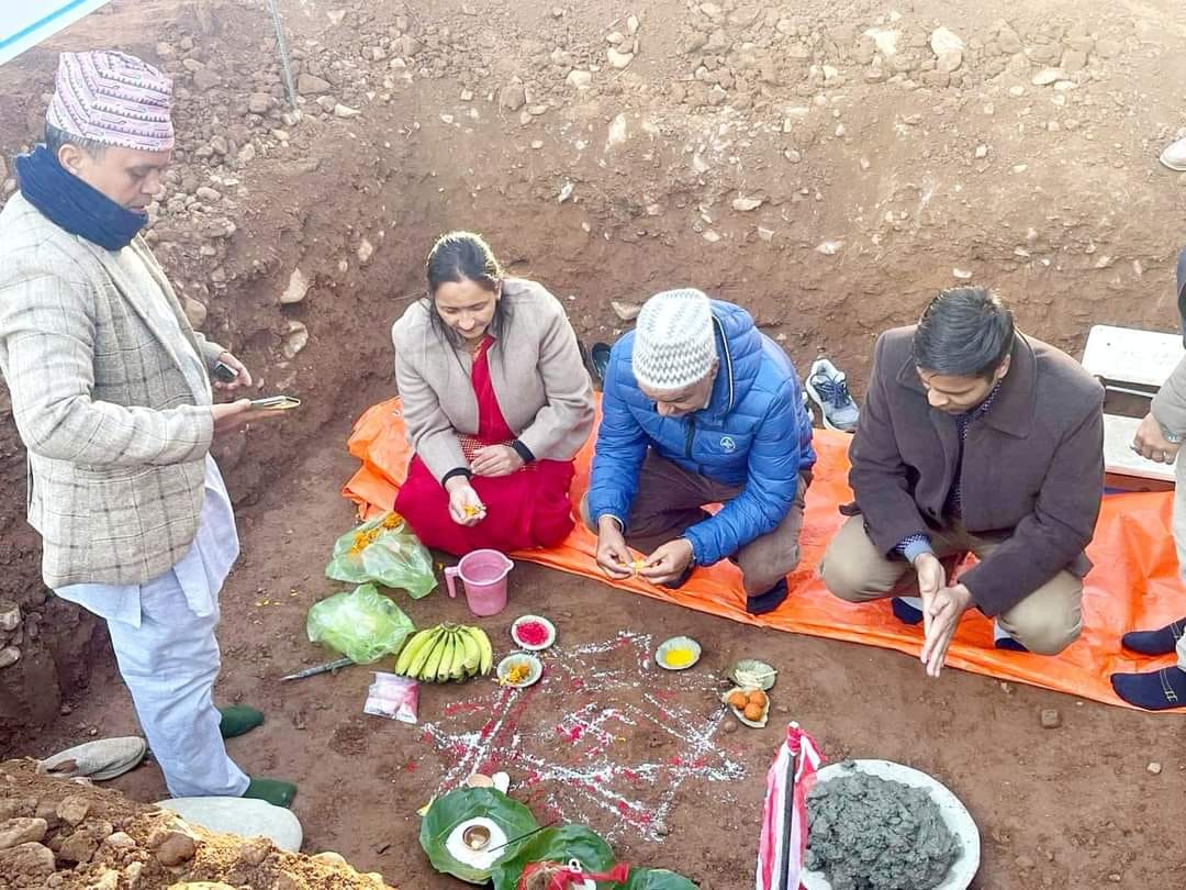 महिला तथा बालबालिका अस्पतालकाे नगरप्रमुख ढकालले गरिन शिलान्यास