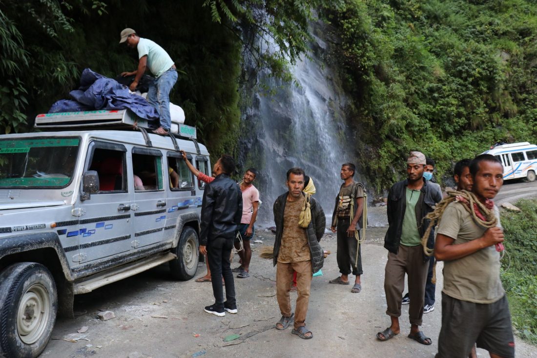 कर्णालीका भरियाको सडकले खोस्यो रोजीरोटी